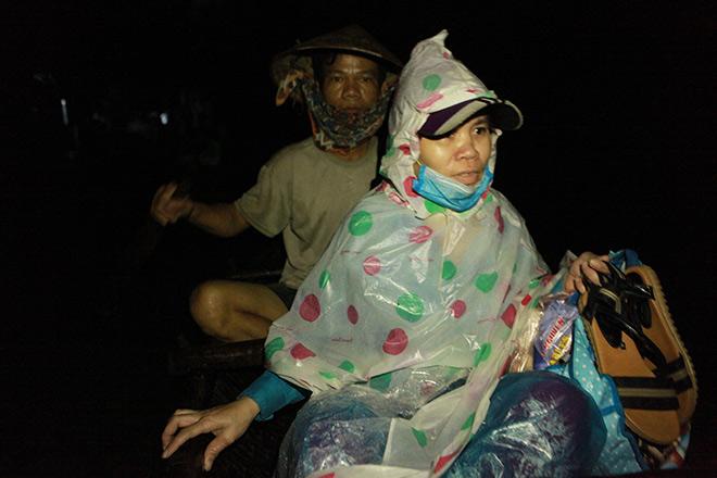 Đêm ở rốn lũ Chương Mỹ: Không ngủ nổi vì nước ăn chân, côn trùng rúc vào người - 3