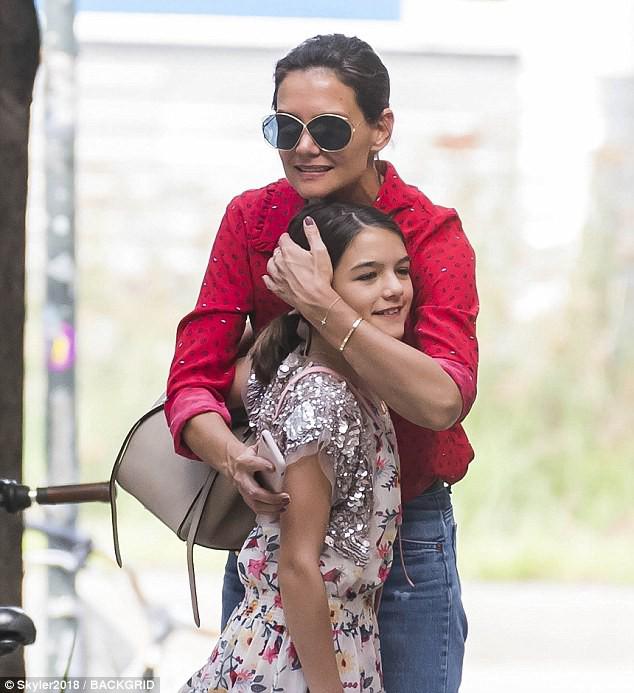 Ngôi sao 24/7: Được gặp bố Tom sau 7 năm bị bỏ rơi, Suri Cruise hiếm hoi cười tươi rói - 1