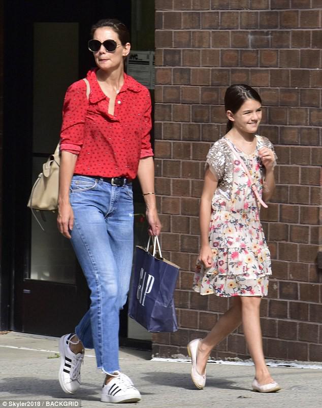 Ngôi sao 24/7: Được gặp bố Tom sau 7 năm bị bỏ rơi, Suri Cruise hiếm hoi cười tươi rói - 2