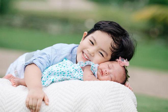 Sao Việt 24h: Tan chảy trước khoảnh khắc dễ thương của hai con nhà Khánh Thi – Phan Hiển - 1