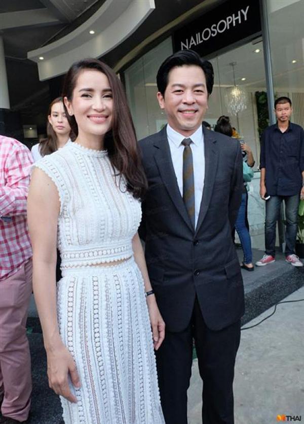 Sau 20 năm yêu nhau, cuối cùng amp;#34;bông hồng laiamp;#34; nổi tiếng nhất Thái Lan cũng lên xe hoa - 3