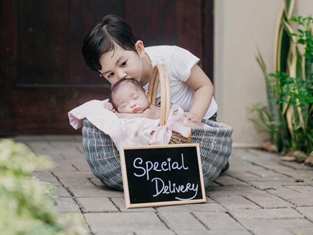 Khánh Thi gọi con gái mới sinh là món quà vô giá trong bộ ảnh kẹo ngọt