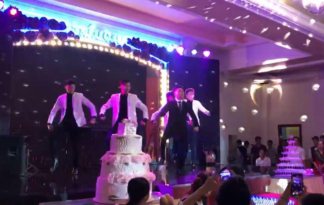 Chú rể nhảy cực sung, hát cực hăng, nhưng thật bất ngờ với phản ứng của dân mạng - 1