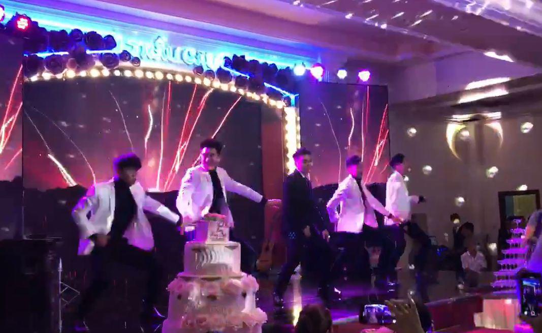 Chú rể nhảy cực sung, hát cực hăng, nhưng thật bất ngờ với phản ứng của dân mạng - 2