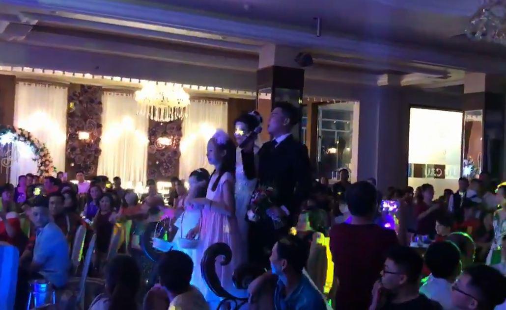 Chú rể nhảy cực sung, hát cực hăng, nhưng thật bất ngờ với phản ứng của dân mạng - 4