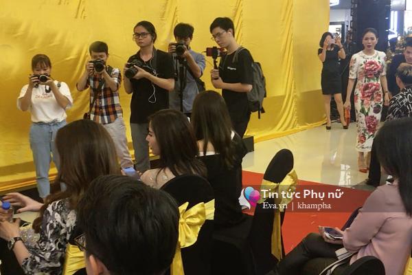 VIDEO: Lệ Quyên bỏ đi ngay khi nhìn thấy Hồ Ngọc Hà tại sự kiện - 3