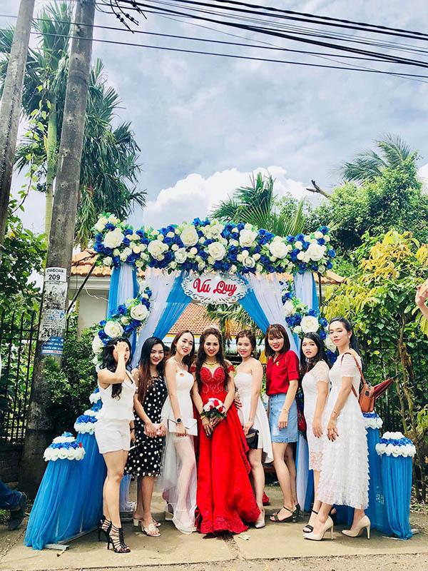 Sự thật đằng sau hình ảnh ba cô gái trang điểm như amp;#34;xác sốngamp;#34; đi ăn đám cưới bạn thân - 3