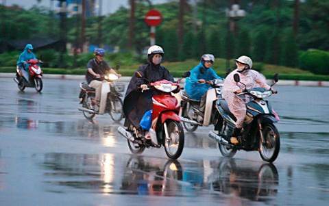 Tin mới thời tiết 2/8: Mưa dông tiếp tục bao trùm Bắc Bộ, Trung Bộ nắng nóng 36 độ - 1