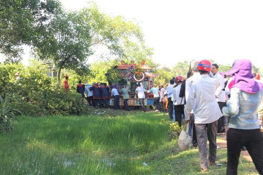 Đám tang chú rể Nguyễn Khắc Long: Cô dâu ngất lịm trong vòng tay người thân - 2