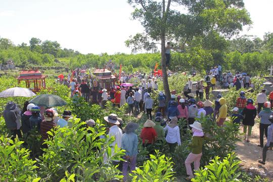 Đám tang chú rể Nguyễn Khắc Long: Cô dâu ngất lịm trong vòng tay người thân - 3