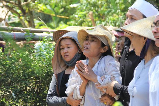 Đám tang chú rể Nguyễn Khắc Long: Cô dâu ngất lịm trong vòng tay người thân - 4