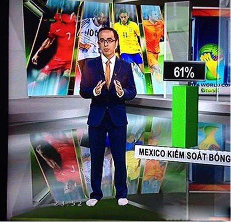 MC bóng đá đình đám quên mất đôi giày khi lên sóng truyền hình. 
