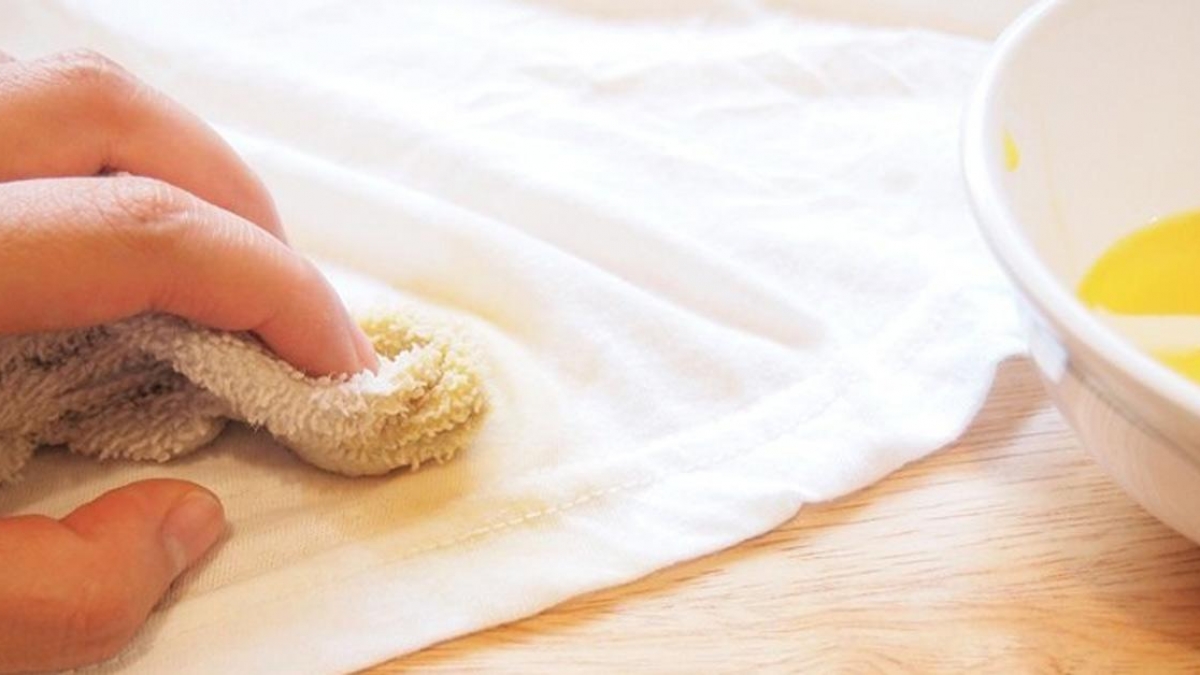 Cách tẩy vết bẩn trên áo trắng bằng thứ có sẵn trong nhà đơn giản