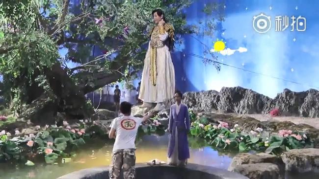 amp;#34;Cạn lờiamp;#34; với hậu trường toàn cảnh phi thân: Diễn viên hệt như... gà treo đem luộc - 4