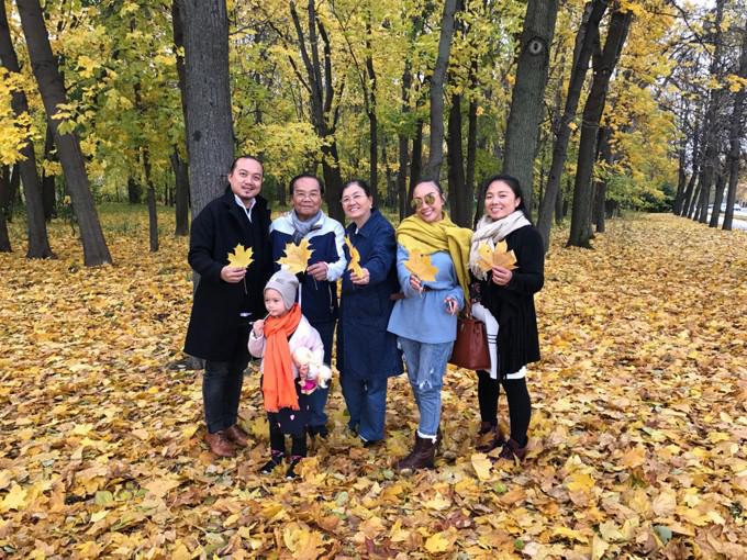 Hình ảnh bố đẻ Đoan Trang hôn lên trán con rể như trẻ thơ khiến nhiều người ngưỡng mộ - 4