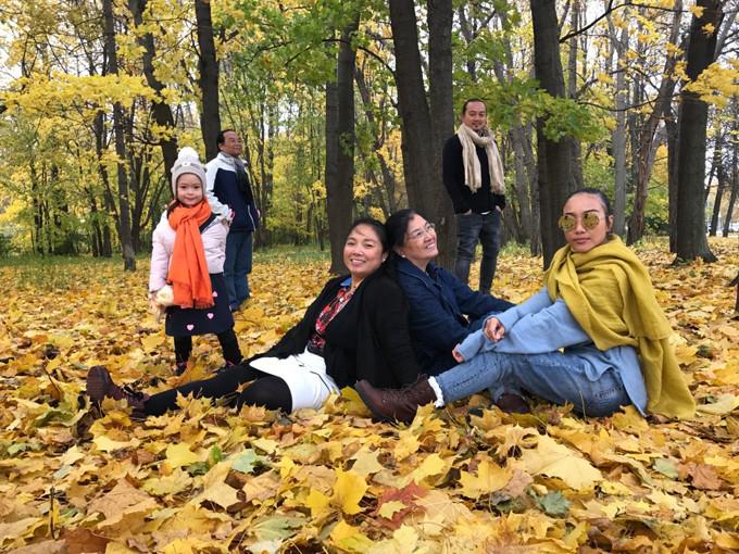 Hình ảnh bố đẻ Đoan Trang hôn lên trán con rể như trẻ thơ khiến nhiều người ngưỡng mộ - 5