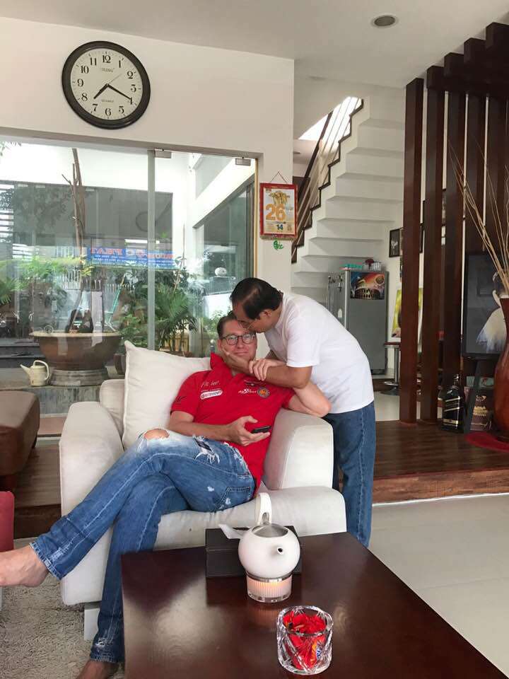 Hình ảnh bố đẻ Đoan Trang hôn lên trán con rể như trẻ thơ khiến nhiều người ngưỡng mộ - 1