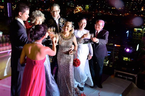 Hình ảnh bố đẻ Đoan Trang hôn lên trán con rể như trẻ thơ khiến nhiều người ngưỡng mộ - 7