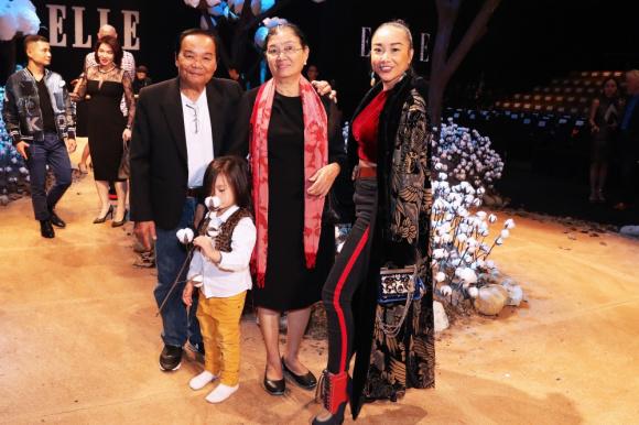 Hình ảnh bố đẻ Đoan Trang hôn lên trán con rể như trẻ thơ khiến nhiều người ngưỡng mộ - 3