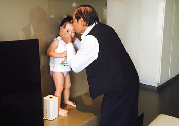 Hình ảnh bố đẻ Đoan Trang hôn lên trán con rể như trẻ thơ khiến nhiều người ngưỡng mộ - 2