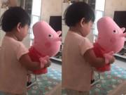 Clip Eva - Tủi thân tủi phận, em bé nói chưa sõi tâm sự kể khổ với... gấu bông