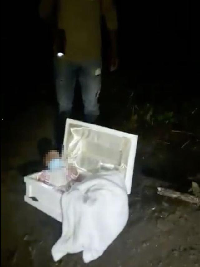 Mở quan tài của đứa con chết yểu sau đám tang, chàng trai phát hiện sự thật ngỡ ngàng - 1