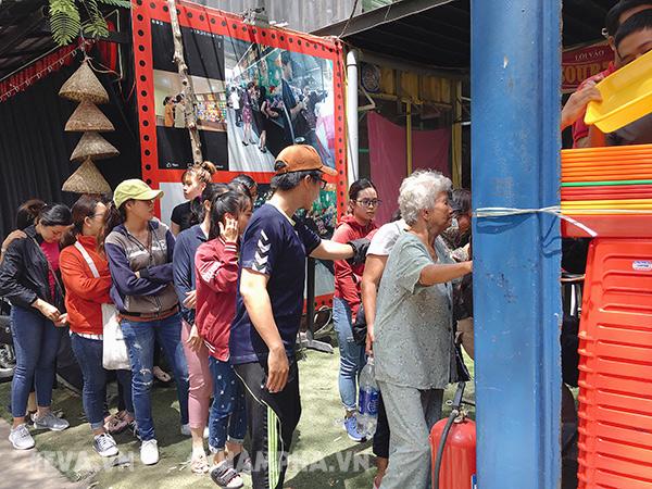 Người Sài Gòn xếp hàng ăn sầu riêng trả hạt, 9x Đắk Lắk một ngày bỏ túi 30 triệu - 2