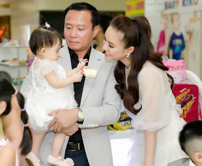 Chồng đại gia của Vy Oanh hiếm hoi xuất hiện bên vợ, khoe hai con giống hệt bố - 1