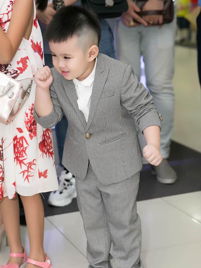 Chồng đại gia của Vy Oanh hiếm hoi xuất hiện bên vợ, khoe hai con giống hệt bố - 3