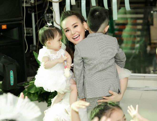 Chồng đại gia của Vy Oanh hiếm hoi xuất hiện bên vợ, khoe hai con giống hệt bố - 2