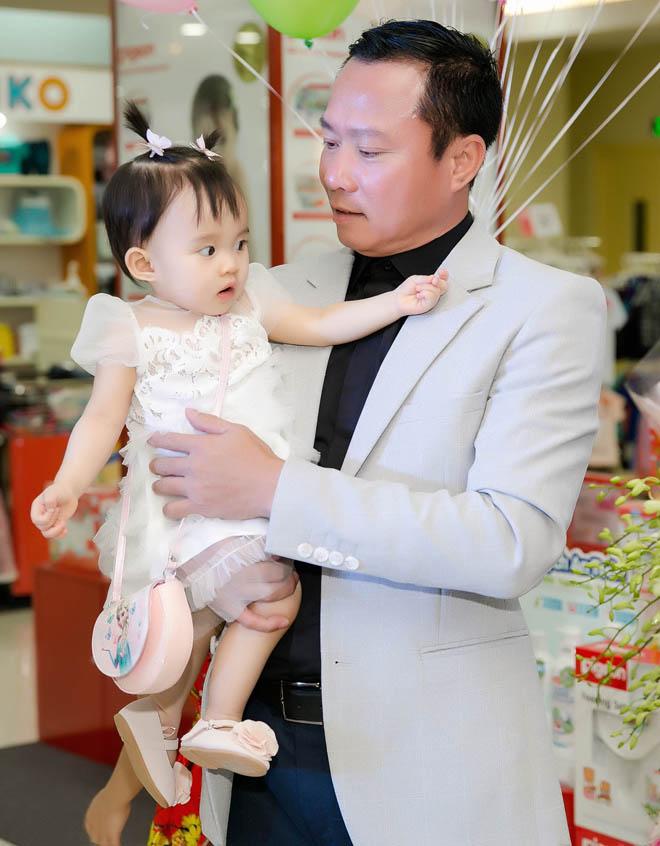 Chồng đại gia của Vy Oanh hiếm hoi xuất hiện bên vợ, khoe hai con giống hệt bố - 5