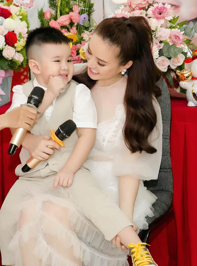 Chồng đại gia của Vy Oanh hiếm hoi xuất hiện bên vợ, khoe hai con giống hệt bố - 4