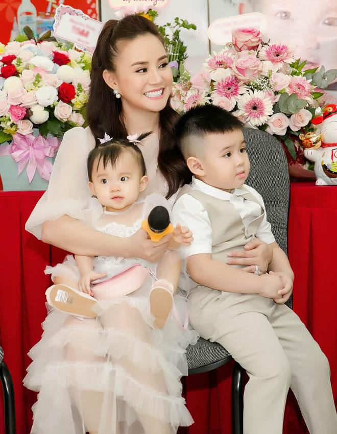 Chồng đại gia của Vy Oanh hiếm hoi xuất hiện bên vợ, khoe hai con giống hệt bố - 6