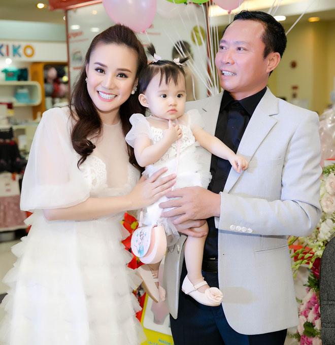 Chồng đại gia của Vy Oanh hiếm hoi xuất hiện bên vợ, khoe hai con giống hệt bố - 8