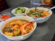 Ngon-bổ-rẻ - Khách sành ăn "giật mình" với bánh canh cua vỉa hè mà có giá 300.000 đồng/bát