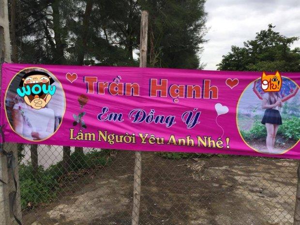 Chàng trai amp;#39;lầy lộiamp;#39; mang băng rôn, biểu ngữ in hình bạn gái đến trước cổng nhà để tỏ tình - 1