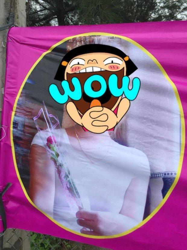 Chàng trai amp;#39;lầy lộiamp;#39; mang băng rôn, biểu ngữ in hình bạn gái đến trước cổng nhà để tỏ tình - 2