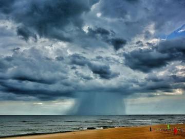 Mây lạ nhìn hung dữ như vòi rồng ở Hồ Tràm