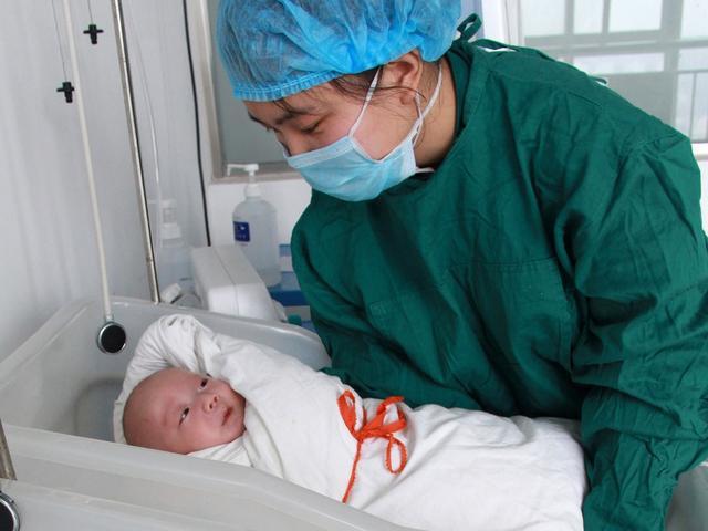 Mổ đẻ cho mẹ 3 thai, bác sĩ chuẩn bị khâu thì giật mình sờ thấy một cánh tay nữa