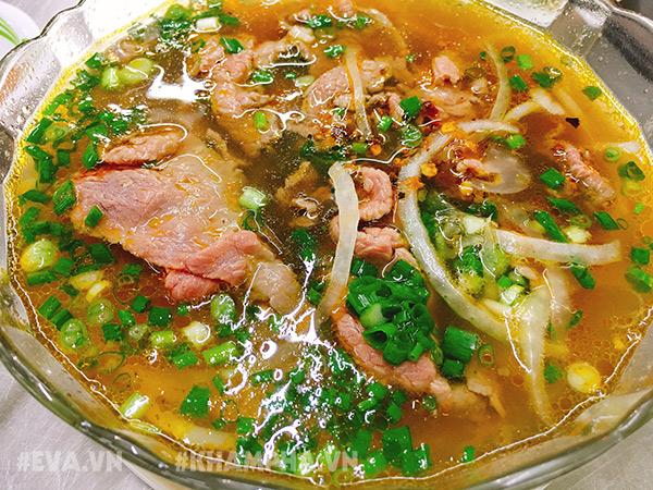 Hàng bún bò có giò heo khổng lồ, thuộc “Tứ đại lâu đời quán” trên đường Võ Văn Tần - 6