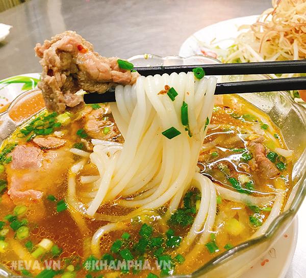 Hàng bún bò có giò heo khổng lồ, thuộc “Tứ đại lâu đời quán” trên đường Võ Văn Tần - 7