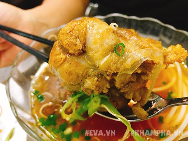 Hàng bún bò có giò heo khổng lồ, thuộc “Tứ đại lâu đời quán” trên đường Võ Văn Tần - 8