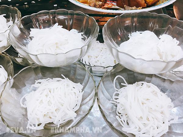 Hàng bún bò có giò heo khổng lồ, thuộc “Tứ đại lâu đời quán” trên đường Võ Văn Tần - 4