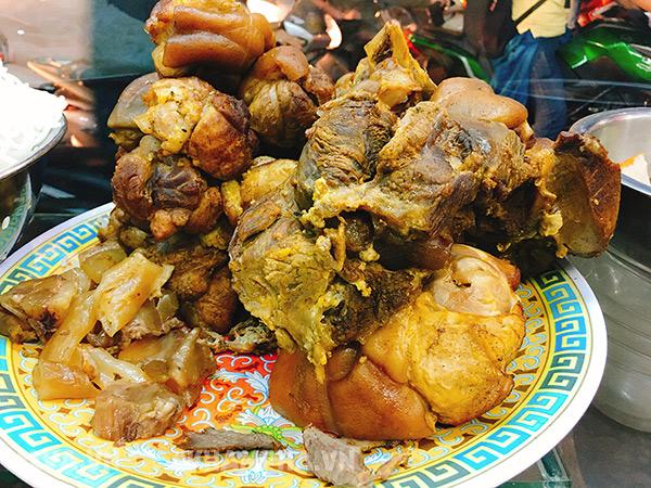 Hàng bún bò có giò heo khổng lồ, thuộc “Tứ đại lâu đời quán” trên đường Võ Văn Tần - 9