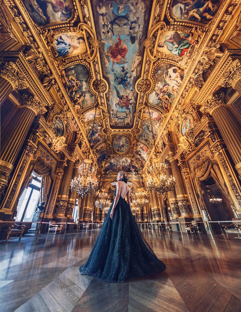 Địa điểm: Nhà hát Opera Garnier, Paris. Người mẫu: Vera Brezhneva
