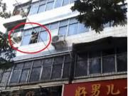 Clip Eva - Hỏa hoạn ở chung cư, mẹ trẻ ném 2 con từ tầng 5 xuống đất