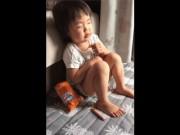 Clip Eva - Đồ ăn trên tay không thể đánh bại cơn buồn ngủ, em bé gà gật "thương ơi là thương"