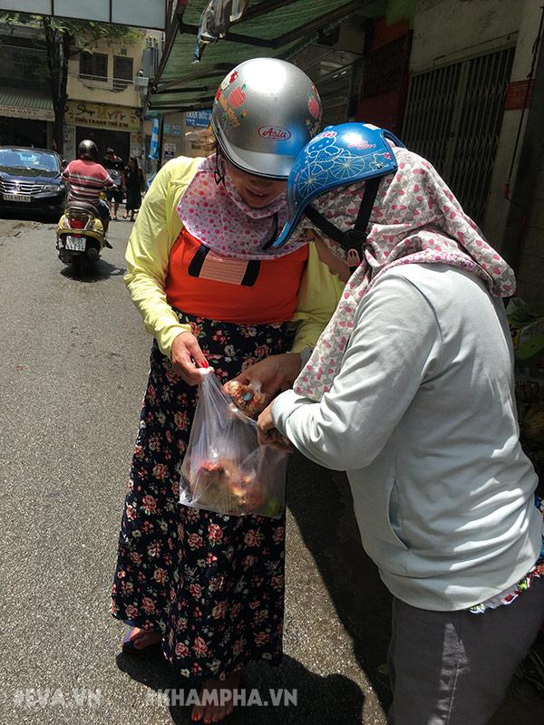 Choáng váng cảnh chen lấn giành giật mua amp;#34;mâm cua dì Baamp;#34; ở Sài Gòn, 10 phút bán 30kg - 10