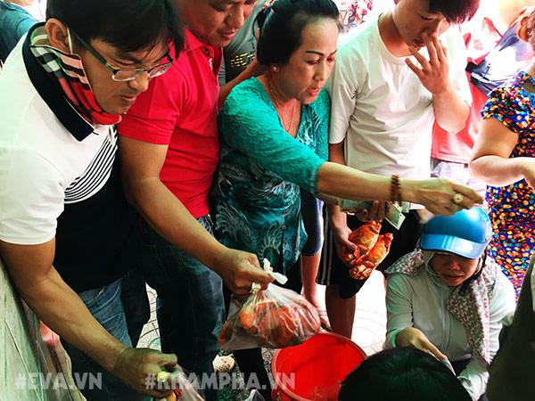 Choáng váng cảnh chen lấn giành giật mua amp;#34;mâm cua dì Baamp;#34; ở Sài Gòn, 10 phút bán 30kg - 7