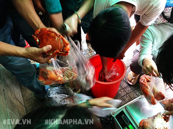 Choáng váng cảnh chen lấn giành giật mua amp;#34;mâm cua dì Baamp;#34; ở Sài Gòn, 10 phút bán 30kg - 6